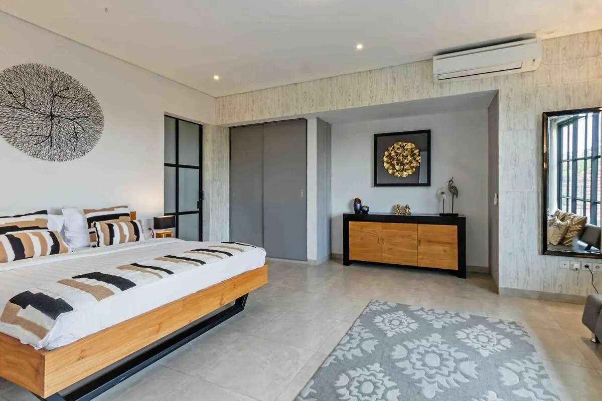 Huge & Good Location 6 Bedroom Villa In Seminyak Indonesia